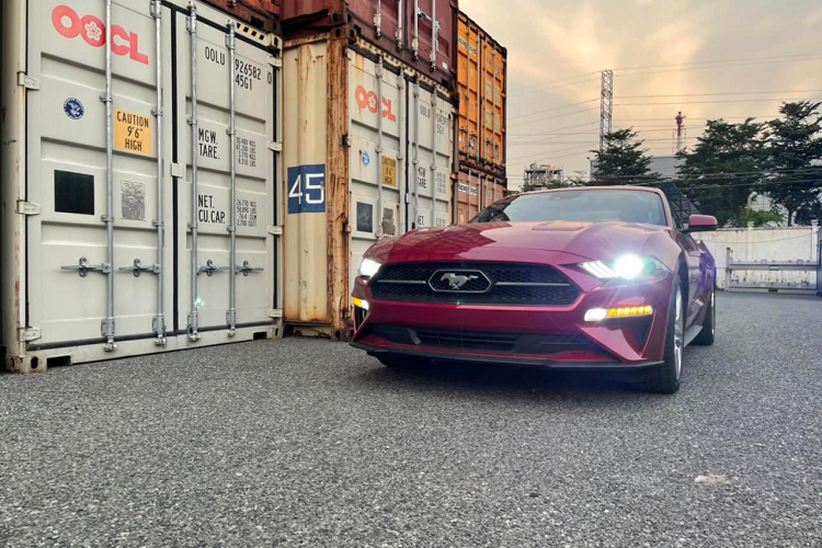 Vành tiêu chuẩn 19 inch và cao cấp là 20 inch. Đèn pha là đèn LED với tính năng tự động tăng, giảm cường độ sáng (tùy chọn)... là những trang bị ngoại thất của Ford Mustang 2021 mui cứng mới về Việt Nam.