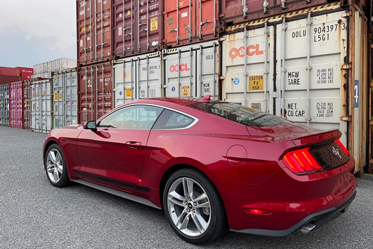 Ford trang bị cho Mustang nhiều hệ thống trợ lái như hệ thống hỗ trợ tăng tốc tức thì (Launch Control), cụm ống xả kép kèm tính năng kích hoạt chế độ thể thao cho âm thanh hưng phấn khi tăng tốc, hệ thống trợ lực lái điện tử với 3 chế độ: Normal, Sport và Comfort.