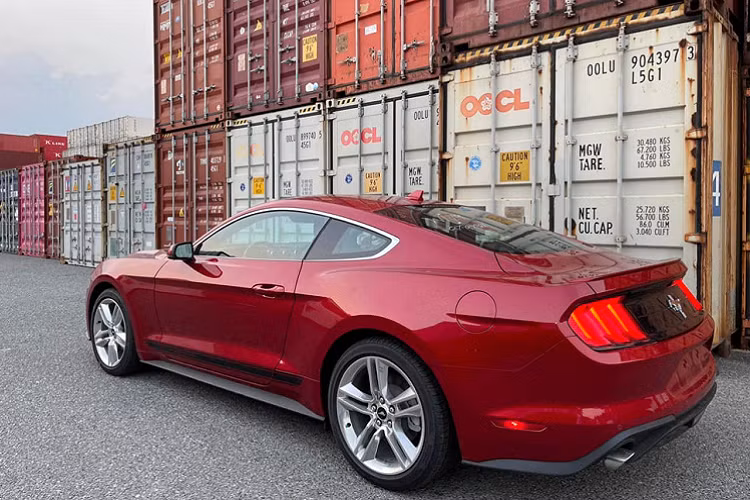 Ford trang bị cho Mustang nhiều hệ thống trợ lái như hệ thống hỗ trợ tăng tốc tức thì (Launch Control), cụm ống xả kép kèm tính năng kích hoạt chế độ thể thao cho âm thanh hưng phấn khi tăng tốc, hệ thống trợ lực lái điện tử với 3 chế độ: Normal, Sport và Comfort.