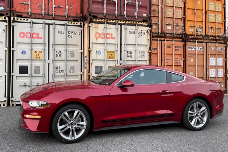 Ford Mustang không còn xa lạ với dân chơi xe thể thao ở Việt Nam. Một đơn vị nhập khẩu tư nhân ở Hà Nội vừa đưa về Việt Nam mẫu Ford Mustang 2021 bản mui cứng. Mức giá chưa được tiết lộ nhưng dự đoán sẽ rẻ hơn Mustang 2021 bản mui trần là hơn 3 tỷ đồng.