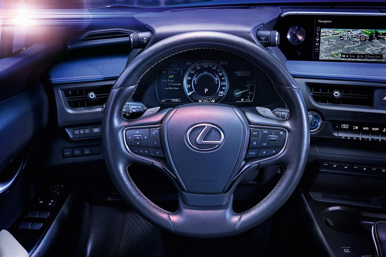 Lexus UX 300e được cung cấp thêm một tấm lớp cách nhiệt để triệt tiêu tiếng ồn bên ngoài như từ gió hoặc ma sát lốp xe lọt vào bên trong. Lexus cho biết: “Những biện pháp này làm cho UX 300e trở thành một trong những chiếc xe yên tĩnh nhất trong dòng UX".