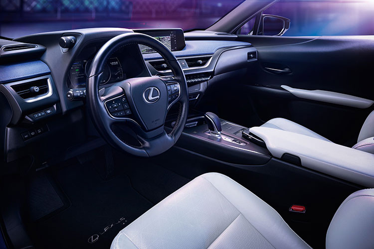Bên trong, không có nhiều sự khác biệt ở khu vực bảng điều khiển của xe. UX 300e vẫn được trang bị vô lăng 3 chấu tích hợp các phím chức năng, hệ thống điều hòa 2 vùng độc lập tự động, các núm điều khiển bố trí dạng nút bấm như phím đàn và hệ thống thông tin giải trí là màn hình cảm ứng.