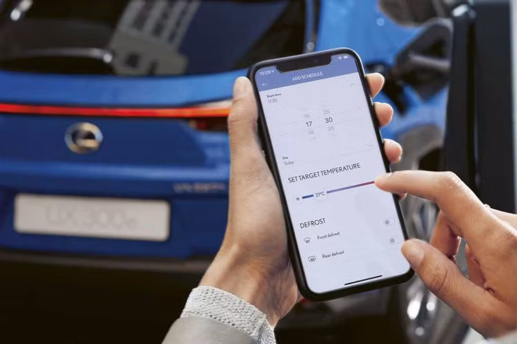 Tại thị trường Indonesia, Lexus UX 300e có giá bán niêm yết 1,245 tỷ Rupiah (tương đương khoảng 1,99 tỷ đồng), trong khi tại Thái Lan là 3,49 triệu Baht (khoảng 2,37 tỷ đồng).