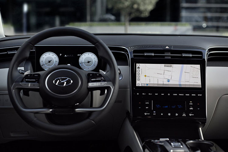 Ngoài ra, xe còn có những trang bị tiện nghi giống với bản SEL đi kèm gói Convenience Package, bao gồm cảm biến đá cốp rảnh tay, màn hình thông tin giải trí dạng cảm ứng 10,25 inch, sạc điện thoại thông minh không dây, hệ thống đèn viền Ambient Lighting, gương chiếu hậu chống chói, vô lăng/cần số bọc da và hệ thống điều hòa tự động 2 vùng.