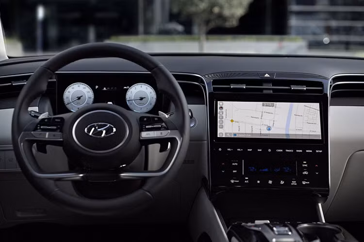 Ngoài ra, xe còn có những trang bị tiện nghi giống với bản SEL đi kèm gói Convenience Package, bao gồm cảm biến đá cốp rảnh tay, màn hình thông tin giải trí dạng cảm ứng 10,25 inch, sạc điện thoại thông minh không dây, hệ thống đèn viền Ambient Lighting, gương chiếu hậu chống chói, vô lăng/cần số bọc da và hệ thống điều hòa tự động 2 vùng.