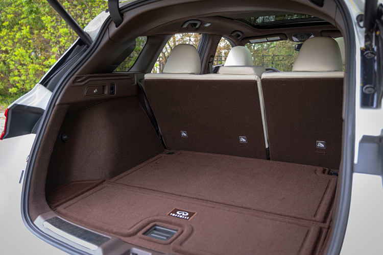 Ngoài ra, gói nâng cấp ngoại hình sẽ bổ sung lưới tản nhiệt sơn đen, ốp vè bánh sơn đen, ốp bệ khoang hành lý sơn đen và ốp trần màu xám chì.