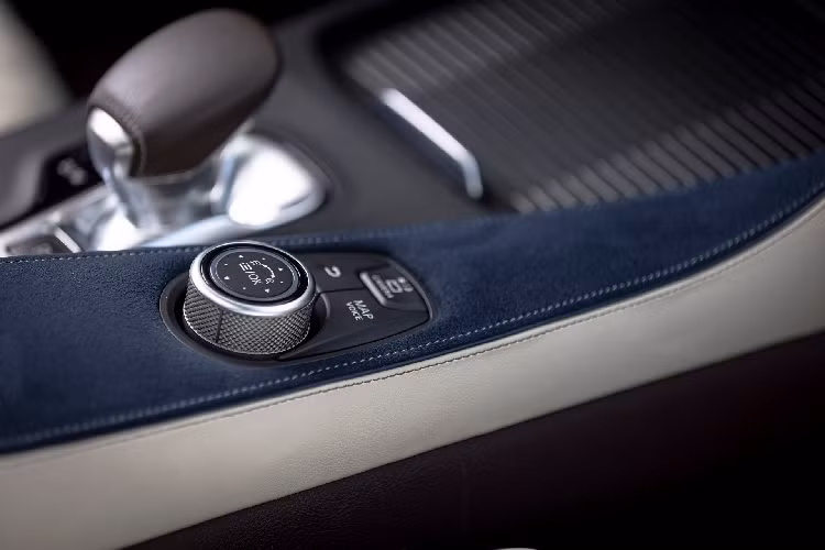 Ngoài ra, nội thất còn nâng cấp các điểm nhấn bọc vải Ultrasuede và ghế ngồi hành khách hỗ trợ bơm lưng điện 4 hướng.