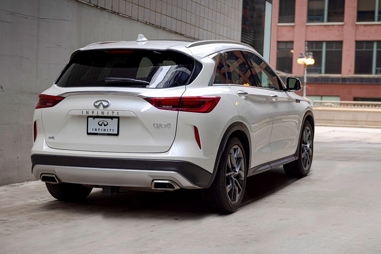 Ngoài ra, chiếc Crossover QX50 của Infiniti được nâng cấp gương chiếu hậu chống chói tự động và cổng sạc USB Type-C cho hành khách phía sau. Hệ thống khóa thông minh Intelligent Key bổ sung thêm tính năng mở và khóa cửa hành khách phía sau, cùng với tay nắm cửa tích hợp đèn LED chào mừng.