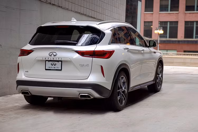 Ngoài ra, chiếc Crossover QX50 của Infiniti được nâng cấp gương chiếu hậu chống chói tự động và cổng sạc USB Type-C cho hành khách phía sau. Hệ thống khóa thông minh Intelligent Key bổ sung thêm tính năng mở và khóa cửa hành khách phía sau, cùng với tay nắm cửa tích hợp đèn LED chào mừng.