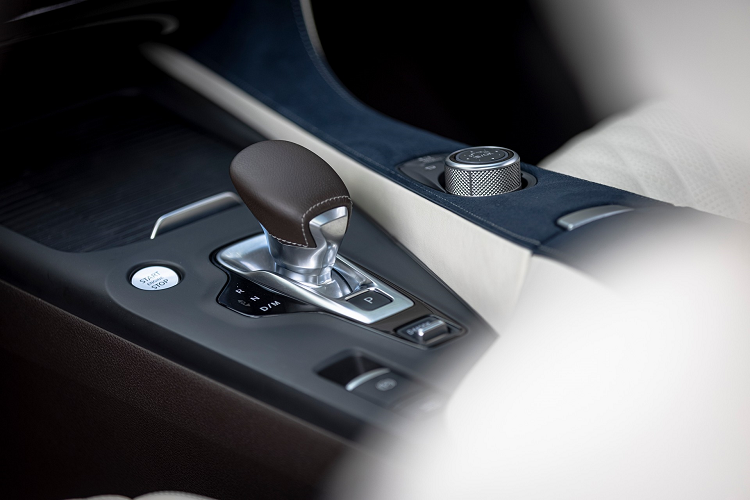 Cuối cùng và cao cấp nhất là phiên bản QX50 Autograph với giá 59.950 USD (khoảng 1,38 tỷ đồng). Đây cũng là phiên bản duy nhất của Infiniti QX50 2022 trang bị tiêu chuẩn hệ dẫn động bốn bánh toàn thời gian thông minh Intelligent AWD.