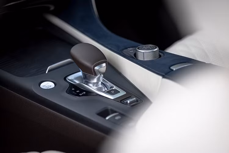 Cuối cùng và cao cấp nhất là phiên bản QX50 Autograph với giá 59.950 USD (khoảng 1,38 tỷ đồng). Đây cũng là phiên bản duy nhất của Infiniti QX50 2022 trang bị tiêu chuẩn hệ dẫn động bốn bánh toàn thời gian thông minh Intelligent AWD.