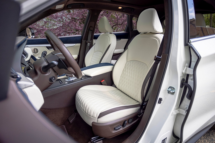 Tiến lên một bậc là phiên bản Infiniti QX50 Essential với giá bán 46.800 USD (khoảng 1,07 tỷ đồng), tăng 2.100 USD so với trước.