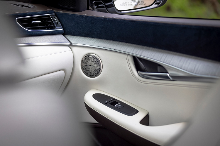 Phiên bản áp chót là QX50 Sensory có giá bán 51.500 USD (khoảng 1,18 tỷ đồng), được thửa khá nhiều trang bị của phiên bản Autograph cao cấp nhất.