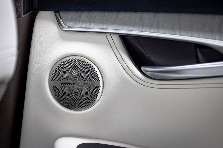 Có thể kể ra như nội thất bọc da đục lỗ semi-aniline, sưởi ghế hành khách phía sau và cửa khoang hành lý rảnh tay.