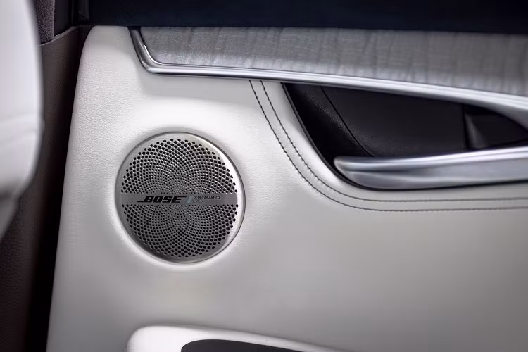 Có thể kể ra như nội thất bọc da đục lỗ semi-aniline, sưởi ghế hành khách phía sau và cửa khoang hành lý rảnh tay.