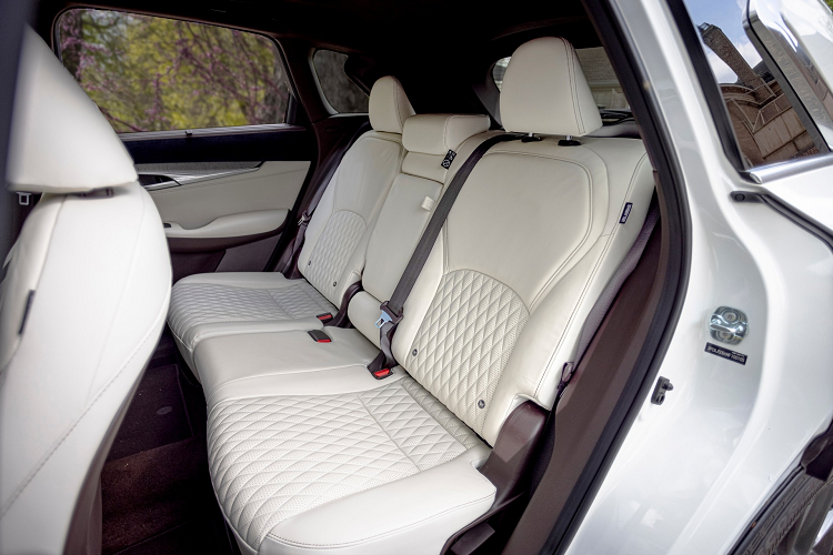 Tuy nhiên đây là phiên bản được nâng cấp nhiều tính năng đáng giá như ghế trước tích hợp sưởi và thông gió, sưởi vô lăng và hệ thống âm thanh Bose Premium 16 loa.