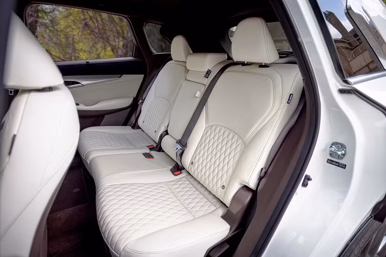 Tuy nhiên đây là phiên bản được nâng cấp nhiều tính năng đáng giá như ghế trước tích hợp sưởi và thông gió, sưởi vô lăng và hệ thống âm thanh Bose Premium 16 loa.