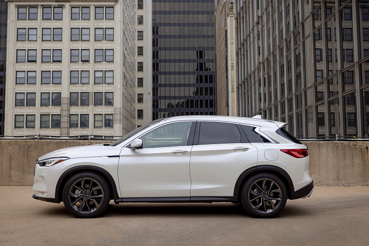 Đi kèm là hộp số vô cấp CVT và hệ dẫn động cầu trước. Đi kèm là hệ thống lái Drive Mode 4 chế độ Standard, Sport, Eco và Personal. Ngoài ra phiên bản QX50 Autograph, khách hàng mua các phiên bản còn lại đều có thể nâng cấp hệ dẫn động AWD với giá 2.000 USD.