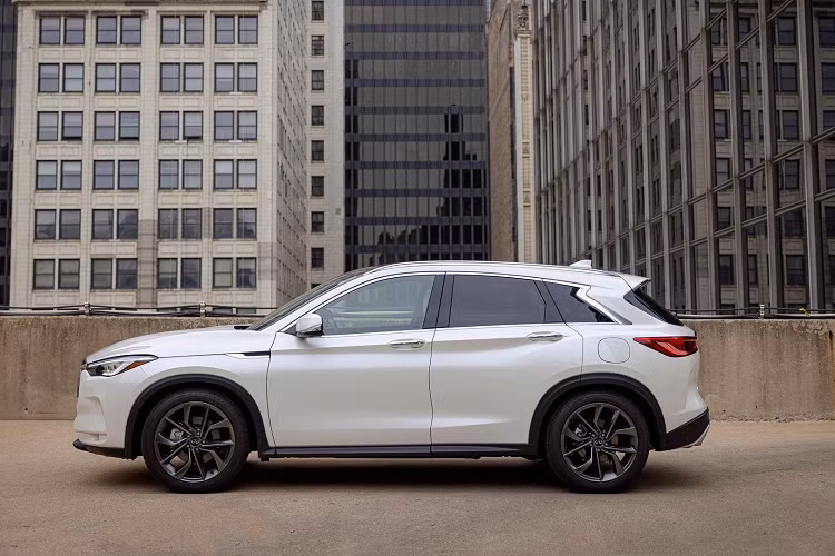 Đi kèm là hộp số vô cấp CVT và hệ dẫn động cầu trước. Đi kèm là hệ thống lái Drive Mode 4 chế độ Standard, Sport, Eco và Personal. Ngoài ra phiên bản QX50 Autograph, khách hàng mua các phiên bản còn lại đều có thể nâng cấp hệ dẫn động AWD với giá 2.000 USD.