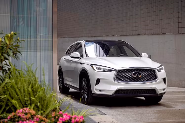 Phiên bản tiêu chuẩn Infiniti QX50 Pure 2022 mới có giá bán từ 39.000 USD (khoảng 897 triệu đồng). Mức giá xe Infiniti QX50 2022 đã tăng 1.050 USD so với trước đây và đi kèm với nâng cấp hệ thống hỗ trợ ProPILOT. Tính năng này hỗ trợ lái xe bán tự động bằng cách kết hợp hệ thống điều khiển hành trình thích ứng cùng với công nghệ hỗ trợ giữ làn đường.