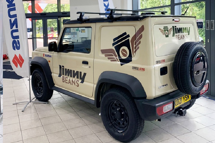 Trên hiện trường tại các sự kiện, Jimny Beans có thể hoạt động bằng khí đốt hoặc điện với sự hỗ trợ của bộ biến tần. Nó có một cặp ắc quy phụ dung lượng lớn 125A/H 12V để cung cấp năng lượng không khí thải nếu cần. Ngoài ra, nó còn được trang bị một ngăn tủ lạnh ngăn 12V nhỏ gọn để làm mát sữa đến -2 độ C.