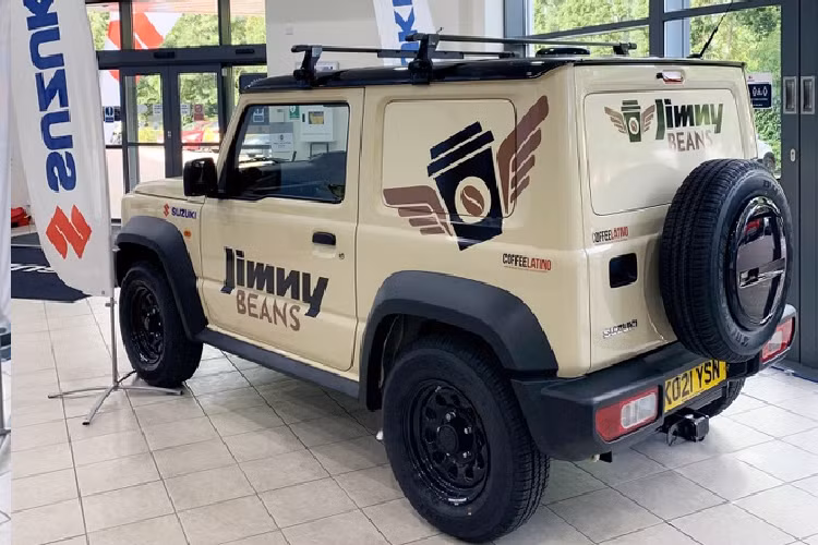 Trên hiện trường tại các sự kiện, Jimny Beans có thể hoạt động bằng khí đốt hoặc điện với sự hỗ trợ của bộ biến tần. Nó có một cặp ắc quy phụ dung lượng lớn 125A/H 12V để cung cấp năng lượng không khí thải nếu cần. Ngoài ra, nó còn được trang bị một ngăn tủ lạnh ngăn 12V nhỏ gọn để làm mát sữa đến -2 độ C.
