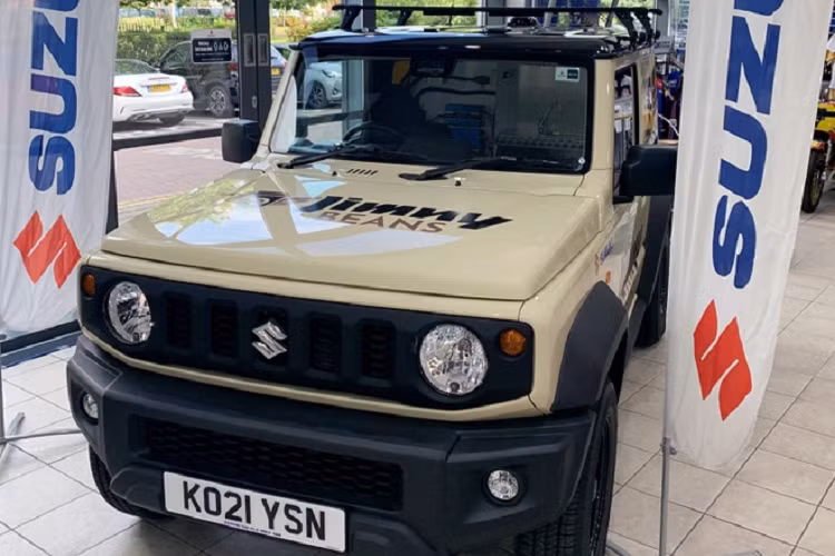 Sự thay đổi nổi bật bao gồm việc lắp đặt một bình chứa LPG nằm dưới phần sàn phía sau, và sự bổ sung đó yêu cầu một hệ thống xả được thiết kế đặc biệt để cho phép khói thoát ra ngoài qua một đường ống bên. Thêm nữa, Jimny Beans giờ đây chỉ còn 1 ghế ngồi vì sự hiện diện của một bình nước 57 lít để cung cấp nước sạch qua hệ thống lọc 3M.