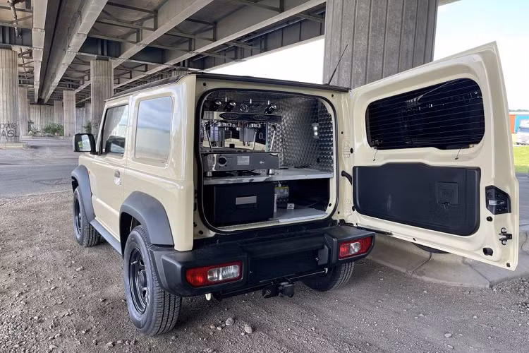 Về cơ bản, quầy cà phê di động Jimny Beans một phương tiện để lái tới những sự kiện truyền thông và quảng cáo của tất cả các bộ phận từ ôtô, xe máy, ATV, và hàng hải. Nó được chế tạo dựa trên một chiếc Jimny LCV, và hoàn thiện với lớp sơn màu trắng ngà cùng nóc màu đen. Công việc chuyển đổi theo yêu cầu riêng này được thực hiện bởi Coffee Latino có trụ sở tại Blaydon, Newcastle, nước Anh.