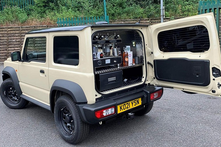 Được hoàn thành vào tháng 8, Jimny Beans tích hợp nhiều trang bị độ theo yêu cầu của Suzuki để tối ưu hóa không gian quầy cà phê và thời gian nghỉ xả hơi trong kích thước nội thất nhỏ gọn của chiếc xe.