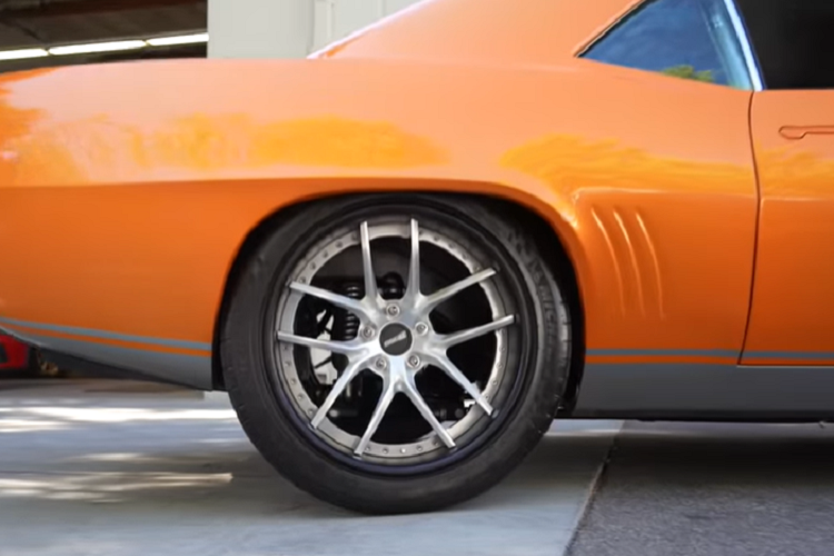 Một chiếc xe với công suất mạnh như thế tất sẽ cần một bộ phanh tốt, vì vậy Vintage Fabrication đã lắp cho nó một bộ phanh Wilwood loại lớn, bao gồm kẹp phanh phía trước 6 pít-tông.