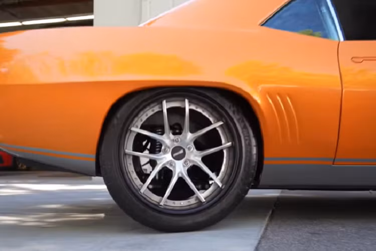 Một chiếc xe với công suất mạnh như thế tất sẽ cần một bộ phanh tốt, vì vậy Vintage Fabrication đã lắp cho nó một bộ phanh Wilwood loại lớn, bao gồm kẹp phanh phía trước 6 pít-tông.