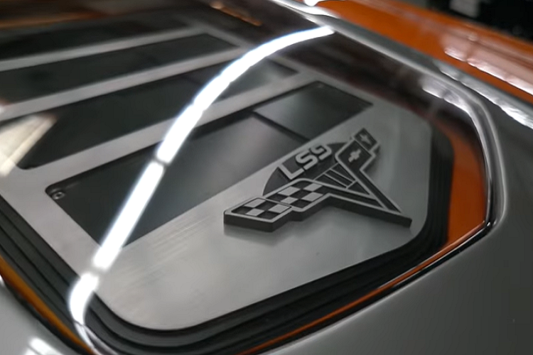 Cụ thể, công ty chịu trách nhiệm phục chế đã trang bị cho chiếc Camaro cổ điển một động cơ siêu nạp V8 LS9 dung tích 6.2 lít mà vốn được sản xuất cho Chevrolet Corvette ZR1 thế hệ thứ 6. Đương nhiên, động cơ này cũng nhận được hàng tá thay đổi để giờ đây tạo ra công suất 730 mã lực.
