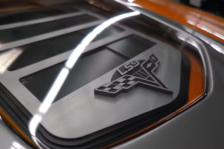 Cụ thể, công ty chịu trách nhiệm phục chế đã trang bị cho chiếc Camaro cổ điển một động cơ siêu nạp V8 LS9 dung tích 6.2 lít mà vốn được sản xuất cho Chevrolet Corvette ZR1 thế hệ thứ 6. Đương nhiên, động cơ này cũng nhận được hàng tá thay đổi để giờ đây tạo ra công suất 730 mã lực.