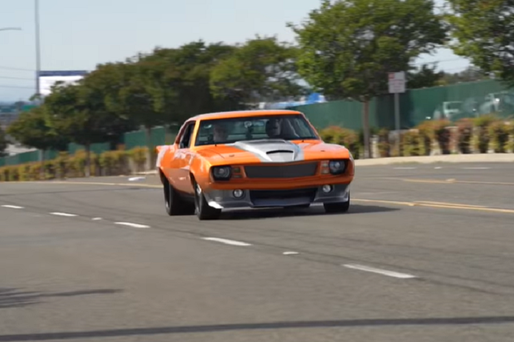 Là nhân vật chính trong video từ kênh YouTube “AutotopiaLA”, chiếc Chevrolet Camaro 1969 cổ điển có thân vỏ hoàn toàn mới, tất cả đều được làm thủ công từ những tấm kim loại. Thiết kế ngoại thất có thể không phù hợp với sở thích của mọi người, đặc biệt là những tấm ốp mặt trước và sau, nhưng màu sơn cam và xám sáng chắc chắn đã khiến chiếc xe này trở nên nổi bật trên đường phố.