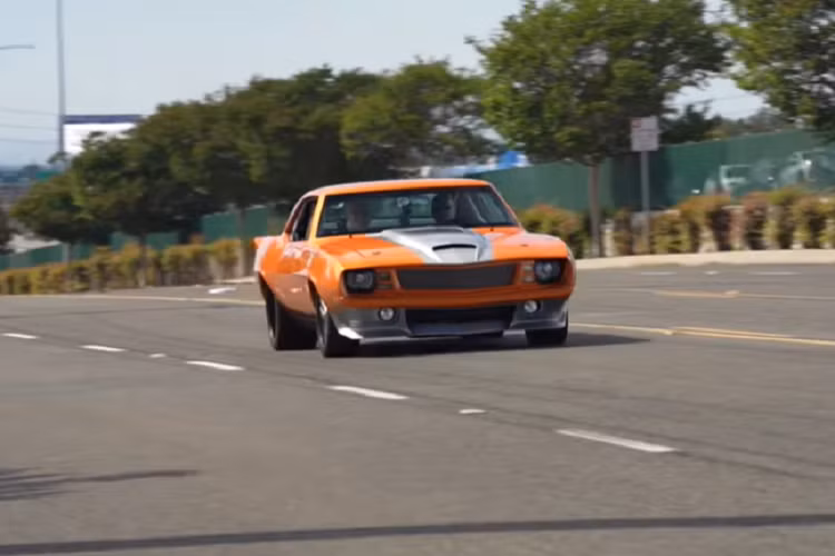 Là nhân vật chính trong video từ kênh YouTube “AutotopiaLA”, chiếc Chevrolet Camaro 1969 cổ điển có thân vỏ hoàn toàn mới, tất cả đều được làm thủ công từ những tấm kim loại. Thiết kế ngoại thất có thể không phù hợp với sở thích của mọi người, đặc biệt là những tấm ốp mặt trước và sau, nhưng màu sơn cam và xám sáng chắc chắn đã khiến chiếc xe này trở nên nổi bật trên đường phố.
