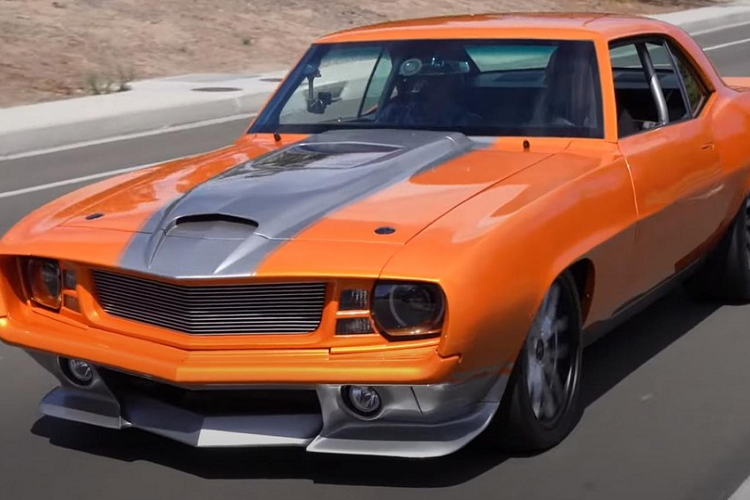 Đối với những người hâm mộ xe cơ bắp Mỹ, Chevrolet Camaro đời 1969 được coi là một biểu tượng thực sự và một công ty độ xe có tên Vintage Fabrication ở Los Angeles mới đây đã phục chế kiêm độ thành công một chiếc Camaro 1969.