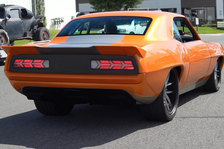 Chiếc Chevrolet Camaro 1969 hàng độc này đúng là một “quái thú” phi thường để lái trên đường, cho dù nó có một điểm mà nhiều fan hâm mộ có thể không thích đó là hộp số tự động. Ngay đến người trải nghiệm chiếc xe trong video cũng thấy như vậy khi ông ấy mong muốn mình có thể làm chủ hộp số, thay vì hộp số làm hộ mọi thứ, nhất là trong một cỗ máy chất như thế này.