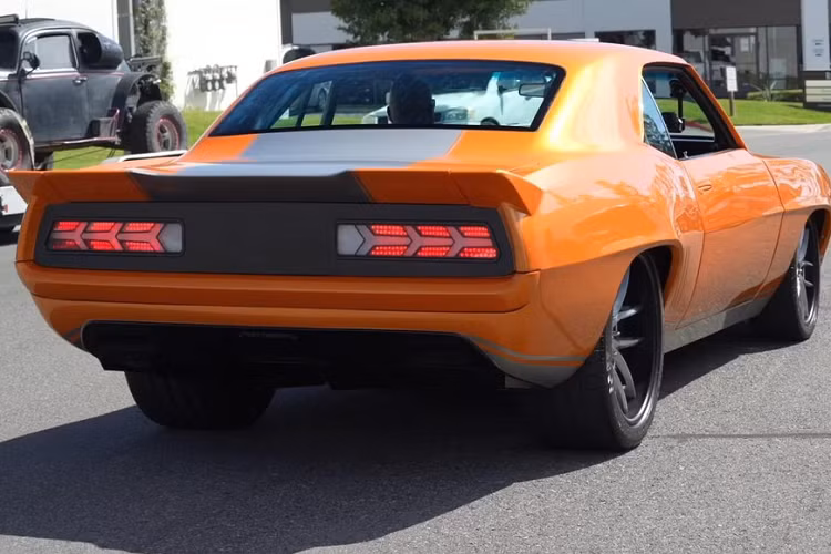 Chiếc Chevrolet Camaro 1969 hàng độc này đúng là một “quái thú” phi thường để lái trên đường, cho dù nó có một điểm mà nhiều fan hâm mộ có thể không thích đó là hộp số tự động. Ngay đến người trải nghiệm chiếc xe trong video cũng thấy như vậy khi ông ấy mong muốn mình có thể làm chủ hộp số, thay vì hộp số làm hộ mọi thứ, nhất là trong một cỗ máy chất như thế này.