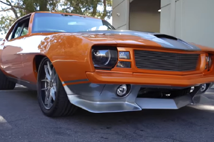 Một trong những thay đổi quan trọng nhất đối với thân xe là sự xuất hiện của một nắp capô hoàn toàn mới. Như có thể suy đoán, nắp capô này được thiết kế để phù hợp với động cơ mới. Vậy động cơ đó là gì?