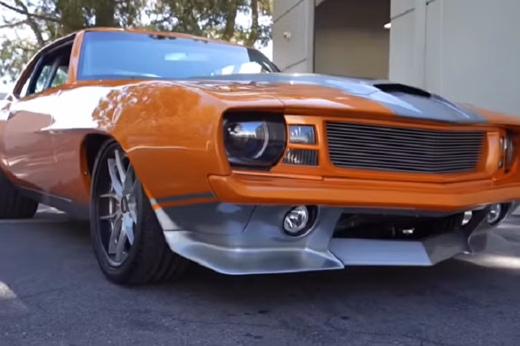 Một trong những thay đổi quan trọng nhất đối với thân xe là sự xuất hiện của một nắp capô hoàn toàn mới. Như có thể suy đoán, nắp capô này được thiết kế để phù hợp với động cơ mới. Vậy động cơ đó là gì?