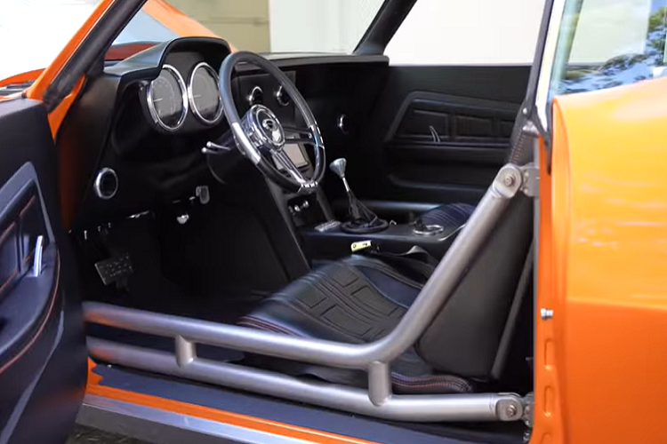 Người dẫn video từ AutotopiaLA tỏ ra rất thích các chi tiết mới mẻ ở ngoại thất của chiếc xe, đặc biệt là cánh gió táo bạo phía trước. Sự khéo léo của đội ngũ chế tạo tiếp tục được đưa vào cabin của chiếc xe, nơi có những chiếc ghế hoàn toàn mới được bọc da màu đen tuyệt đẹp.