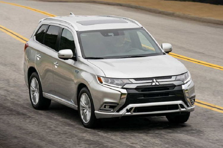Khách hàng sẽ có thêm một lựa chọn biến thể mới là Mitsubishi Outlander PHEV Limited Edition ngoài SEL và GT, phiên bản Limited Edition sở hữu lưới tản nhiệt tối màu, các điểm nhấn màu đen ở cản trước và sau, mâm xe 18 inch mạ crôm tối, cửa sổ trời và hệ thống âm thanh nổi cải tiến.