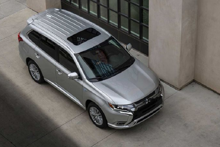 Mẫu xe SUV Mitsubishi Outlander PHEV 2021 được trang bị động cơ 2.4L 4 xi-lanh sản sinh công suất 126 mã lực và mô-men xoắn cực đại 201Nm, thay cho cỗ máy 2.0L 4 xi-lanh 117 mã lực / 186Nm trước đây. Động cơ 2.4L mới kết hợp với động cơ điện phía sau cho 94 mã lực, cho tổng công suất 221 mã lực.