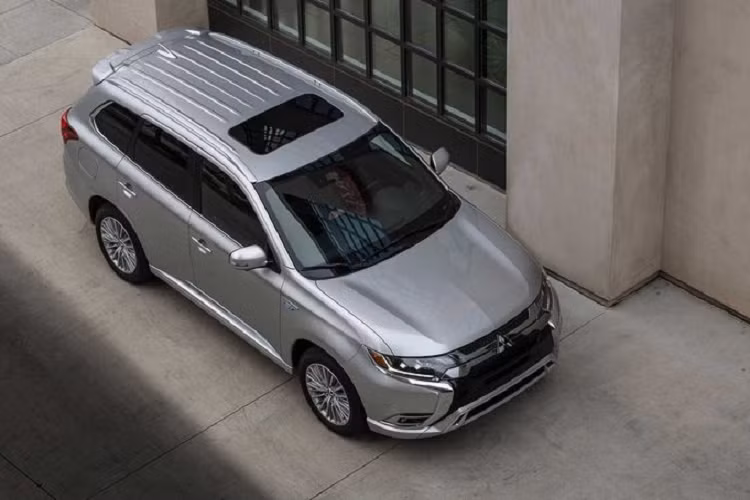 Mẫu xe SUV Mitsubishi Outlander PHEV 2021 được trang bị động cơ 2.4L 4 xi-lanh sản sinh công suất 126 mã lực và mô-men xoắn cực đại 201Nm, thay cho cỗ máy 2.0L 4 xi-lanh 117 mã lực / 186Nm trước đây. Động cơ 2.4L mới kết hợp với động cơ điện phía sau cho 94 mã lực, cho tổng công suất 221 mã lực.