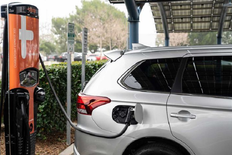 Ngoài việc tăng sức mạnh cho chiếc SUV, pin của Outlander PHEV tăng từ 12 kWh lên 13,8 kWh, cung cấp cho xe khả năng chạy điện tối đa trong một lần sạc đầy là 39 km, tăng 4 km so với bản 2020. Tốc độ cực đại của Outlander ở chế độ EV cũng được cải thiện lên 134 km/h thay vì 127 km/h như trước.