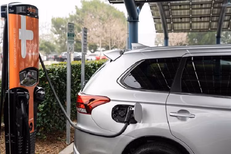 Ngoài việc tăng sức mạnh cho chiếc SUV, pin của Outlander PHEV tăng từ 12 kWh lên 13,8 kWh, cung cấp cho xe khả năng chạy điện tối đa trong một lần sạc đầy là 39 km, tăng 4 km so với bản 2020. Tốc độ cực đại của Outlander ở chế độ EV cũng được cải thiện lên 134 km/h thay vì 127 km/h như trước.