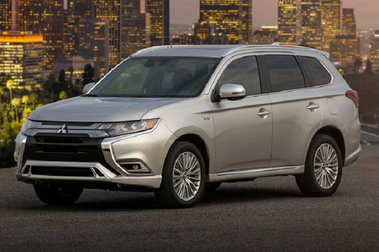 Mặc dù Mitsubishi Outlander PHEV 2021 mới được nâng cấp hệ truyền động nhưng giá bán cơ sở của xe không có thay đổi gì, từ 41.995 USD (khoảng 967 triệu đồng). Tuy nhiên, pin dung lượng cao hơn làm cho Outlander PHEV mới phải chịu khoản thuế tăng thêm 751 USD (khoảng 17,2 triệu đồng).