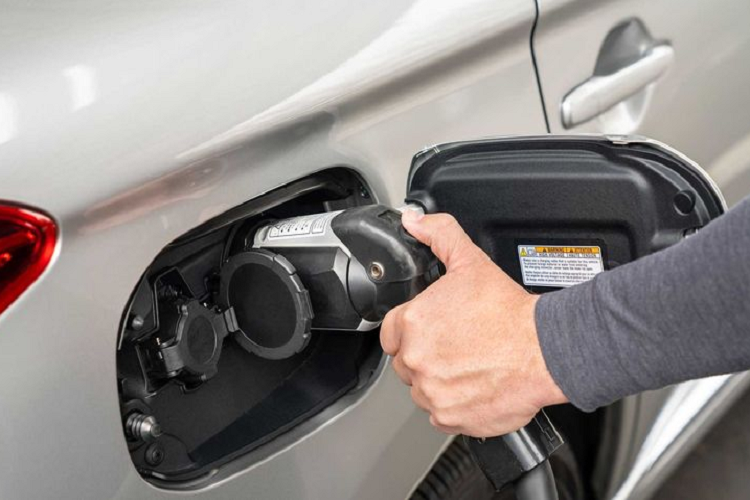 Bên cạnh đó, Mitsubishi còn thực hiện một số cập nhật nhỏ hơn cho hệ truyền động của Outlander PHEV 2021, bao gồm phần mềm mới giúp cải thiện khả năng đồng bộ hóa giữa pin và động cơ để chúng hoạt động êm hơn.