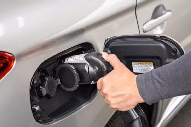 Bên cạnh đó, Mitsubishi còn thực hiện một số cập nhật nhỏ hơn cho hệ truyền động của Outlander PHEV 2021, bao gồm phần mềm mới giúp cải thiện khả năng đồng bộ hóa giữa pin và động cơ để chúng hoạt động êm hơn.