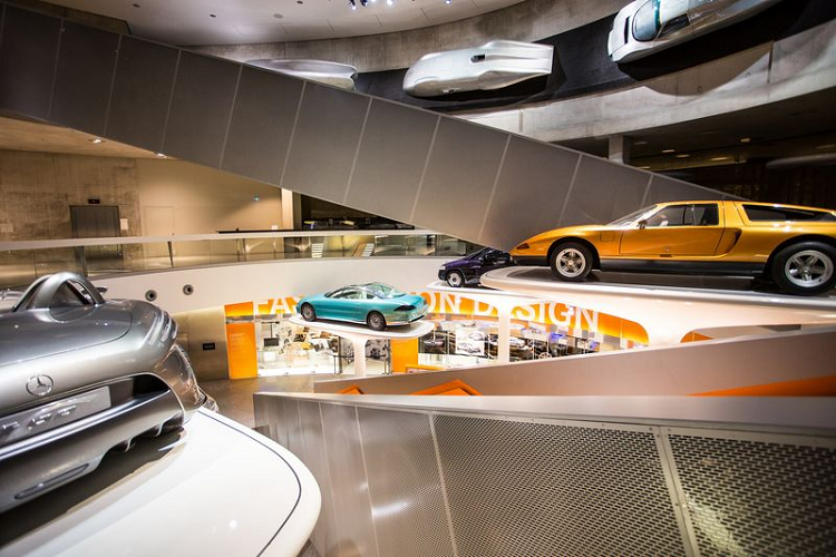 Có vẻ hãng xe Đức đã dựa theo màn hình của F 200 để tạo ra "siêu màn hình" Hyperscreen trên những chiếc Mercedes hiện đại ngày nay, bao gồm mẫu xe Mercedes-Benz EQS 2022 - phiên bản thuần điện của S-Class.